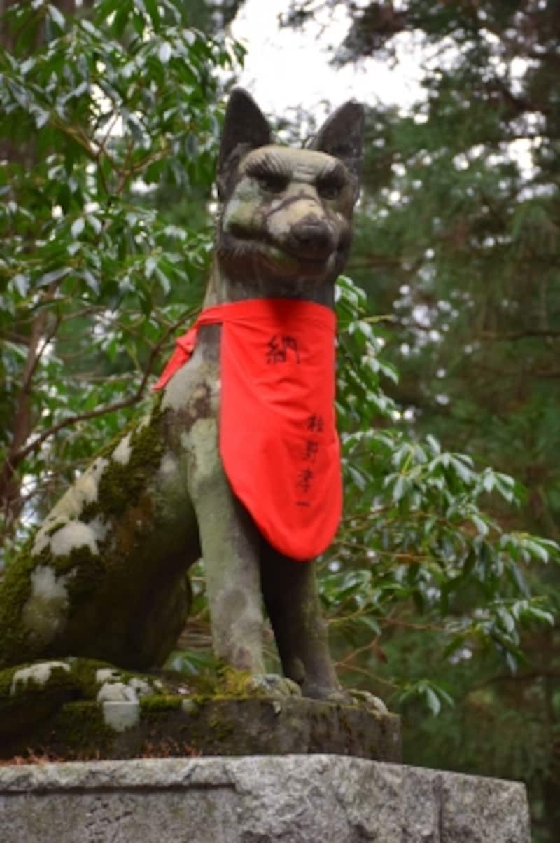 オオカミ(御眷属さま)の像