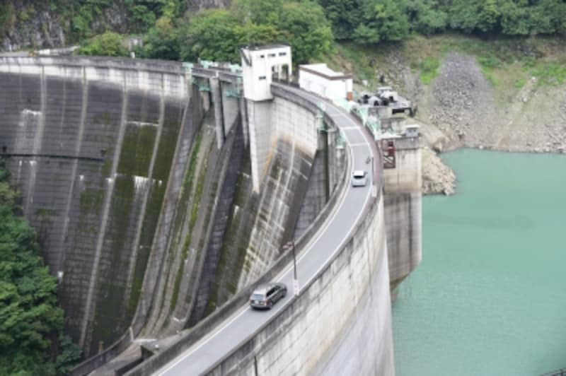 二瀬ダムの天端の上を走る県道
