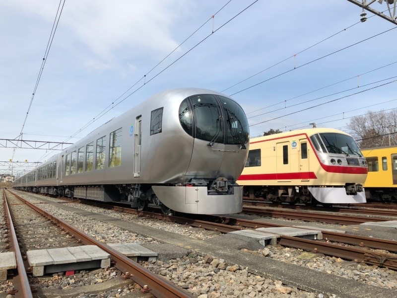 西武鉄道の新型特急「ラビュー」(左)と、お馴染みの「レッドアロー号」(右)