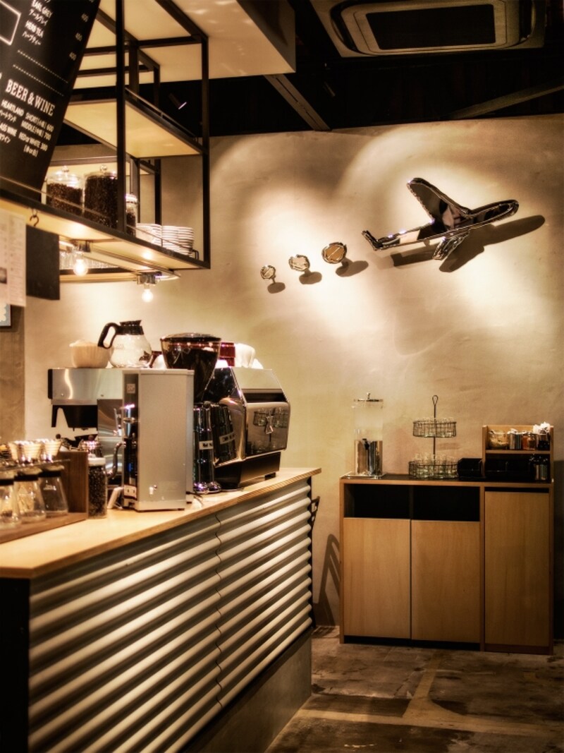 ジェット機の後方には雲のような、コーヒー豆のような…