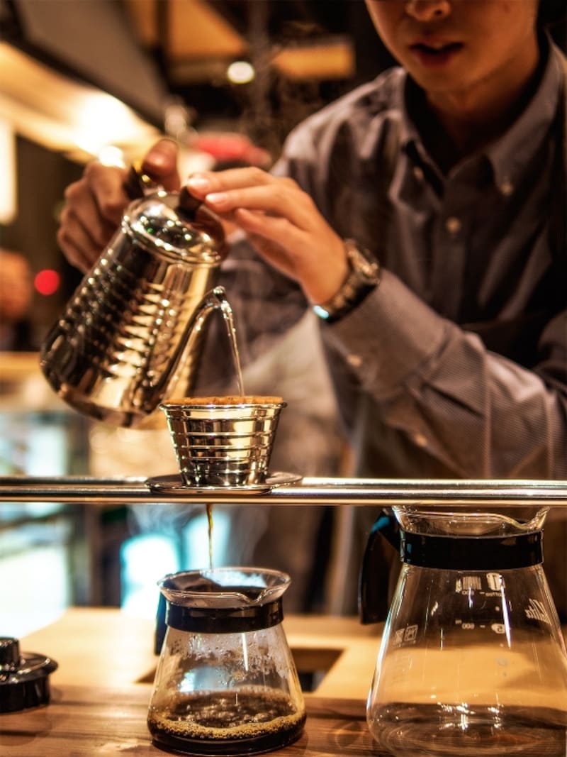 コーヒーをドリップする川井さん