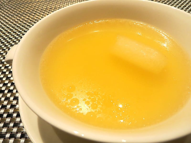 つばめの巣と絹笠茸の特製スープ