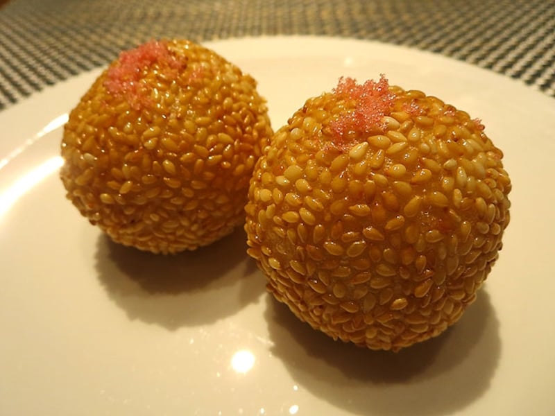 あずき餡入り胡麻団子