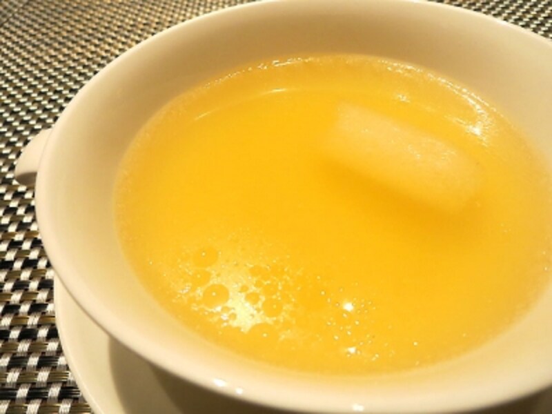 つばめの巣と絹笠茸の特製スープ