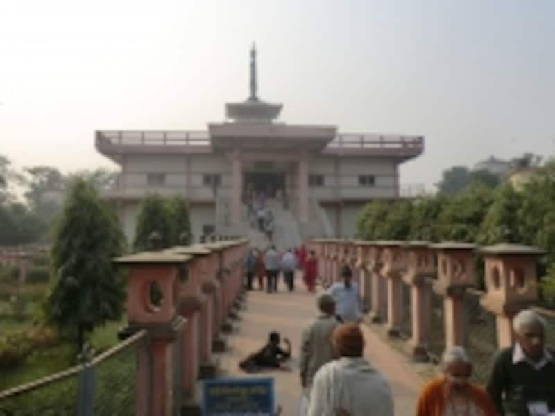 あるインドの寺院。参道に喜捨を求める人の姿も見える