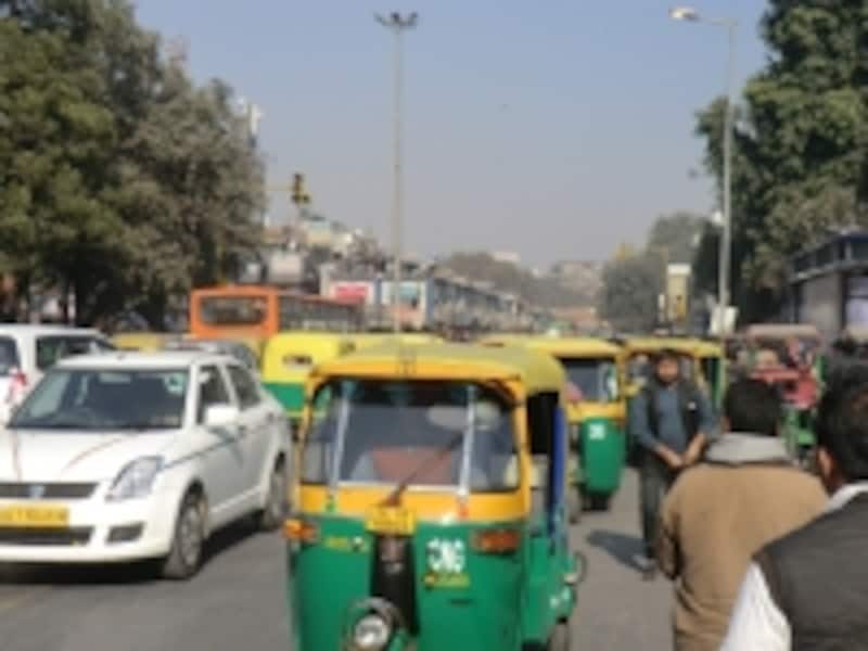 様々な思惑が交錯するニューデリー駅前は注意して！