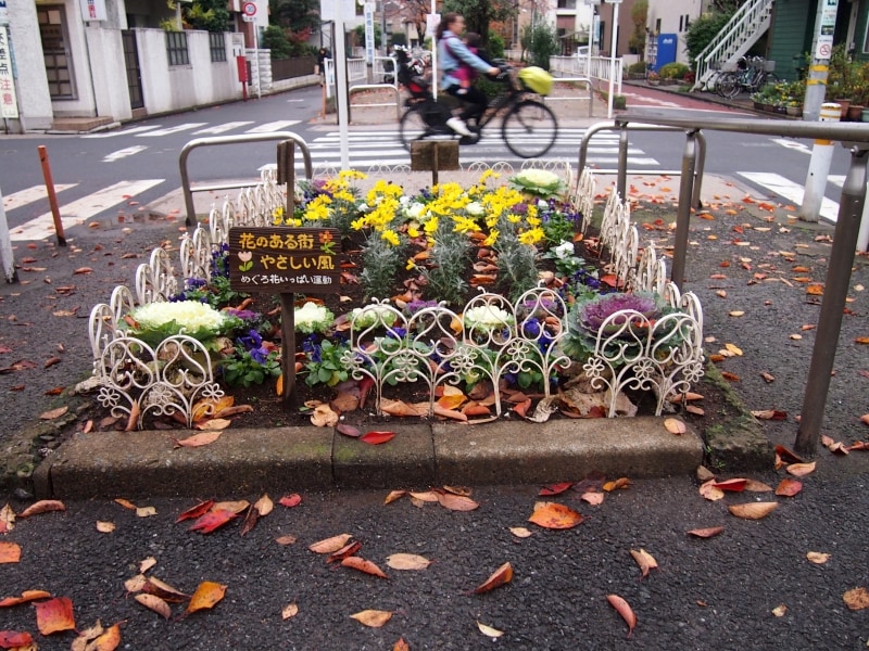 手入れが着届いた緑道だ