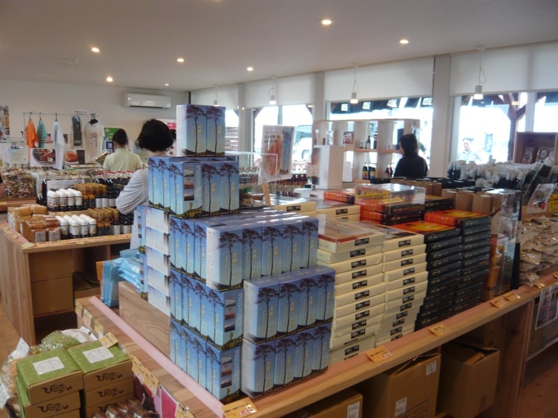 店内にはいろんな地元のお土産が