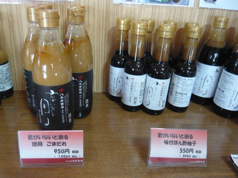 自慢のたれ、つゆなどが並ぶ