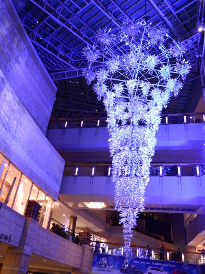 六本木ヒルズundefinedクリスマスデコレーション"SnowyAir Chandelier"