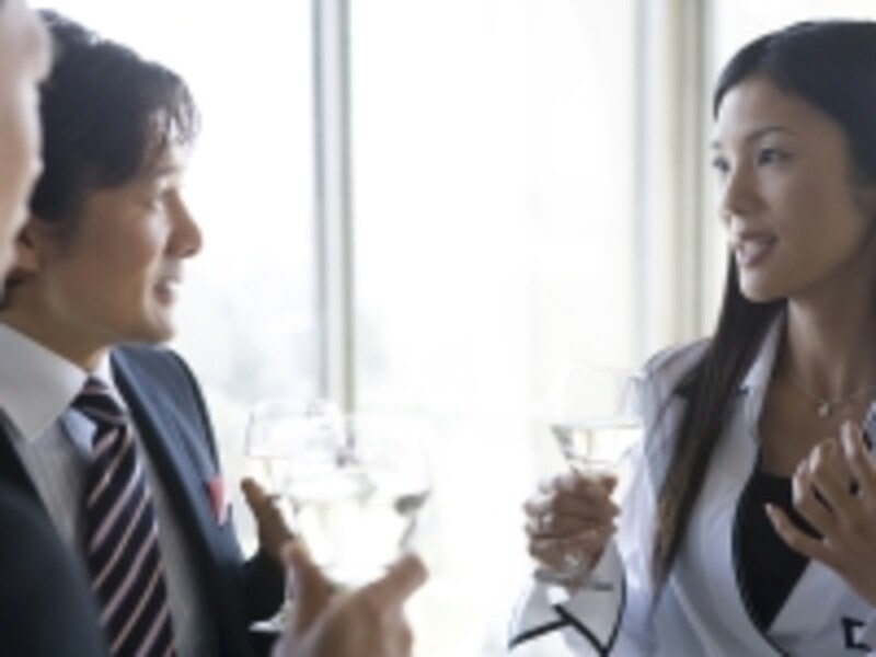 ワイン片手に話すアラフォー女性