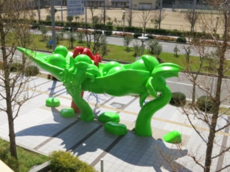 ミュージアムロードに設置された椿昇《PEASE CRACKER》