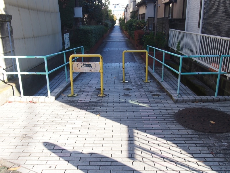 ちょっと古めかしい車止めだ