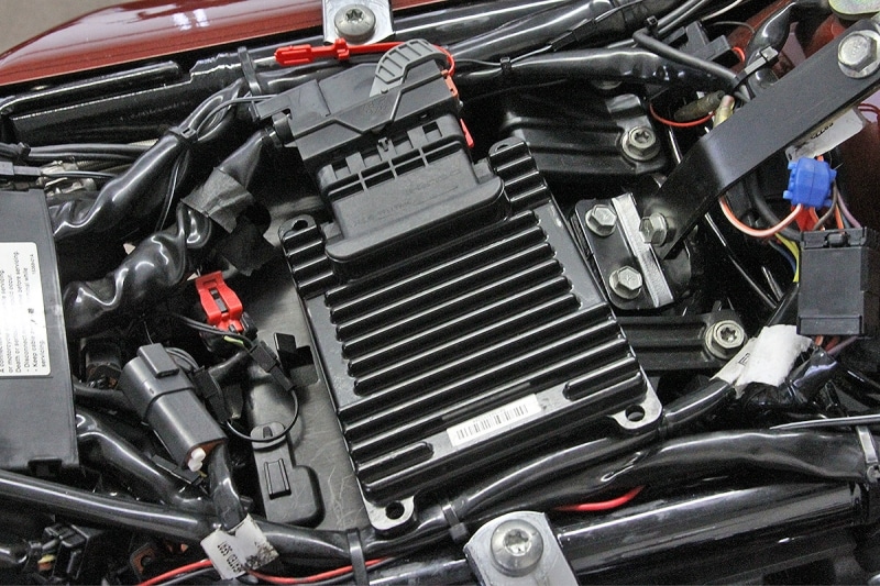 フューエルインジェクションモデルの頭脳となるECMと呼ばれるコンピューター。現行モデルはすべてこのECM搭載とされます