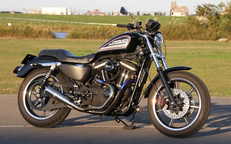 レーサースタイルを目指すなら、フロントブレーキがダブルディスクで車高がしっかり備わったXL883Rが最適