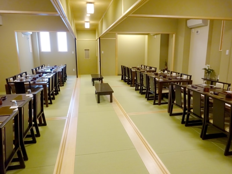 二階席は大人数から少人数まで対応できる、テーブルタイプの座敷席。