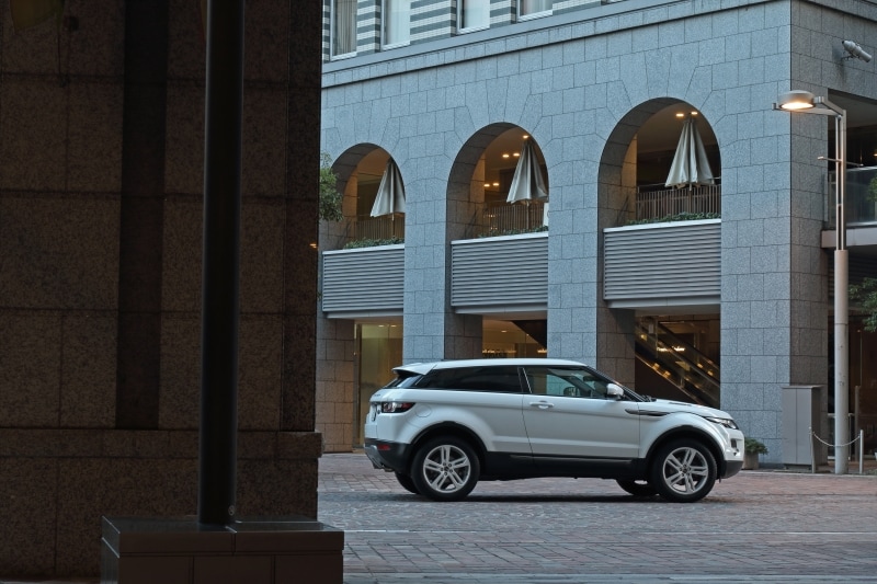 ほぼ真横から50mmのレンズで撮影しました。フレームに広がる建築物が都会的なイメージを出しています。車を横から見ると、デザイナーの車に対する想いが伝わってくるようです。