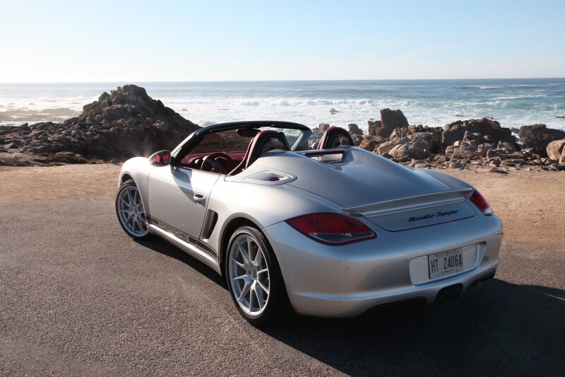 28mmレンズの歪みを効果的に使うことでオープンカーの躍動感が出せたと思います。背景に広がる大自然もいいですね。「車のある風景」を撮るという意識が、味わい深い車の写真に発展させるコツです。