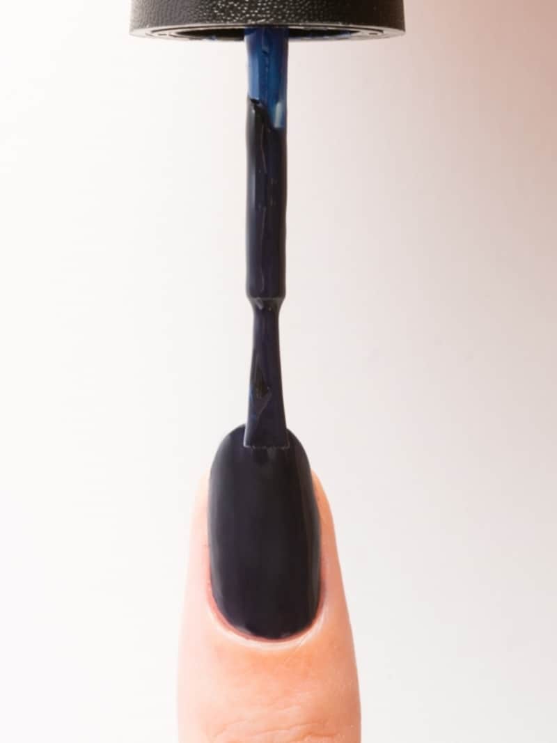 はみ出しに注意してダークカラーを塗る