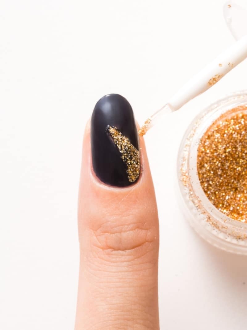 ゴールドのラメで三角形を作る