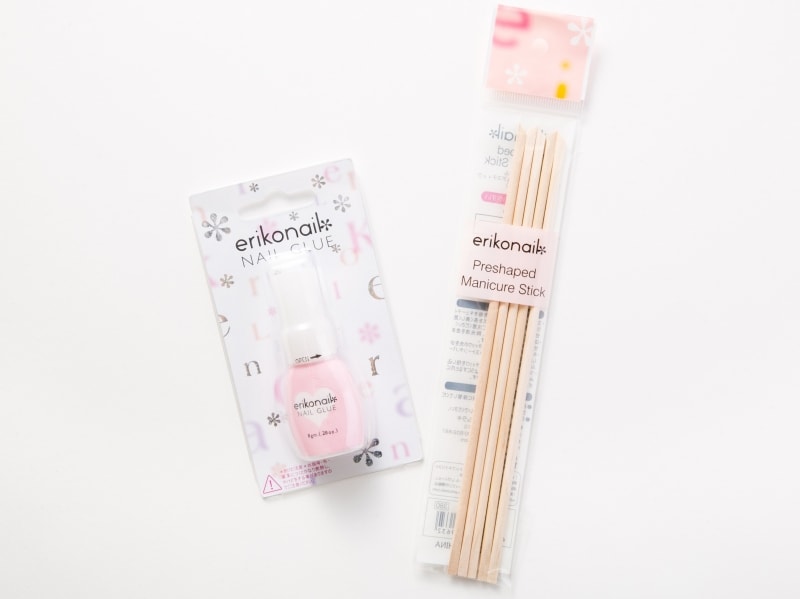 ネイルグルーとマニキュアスティック