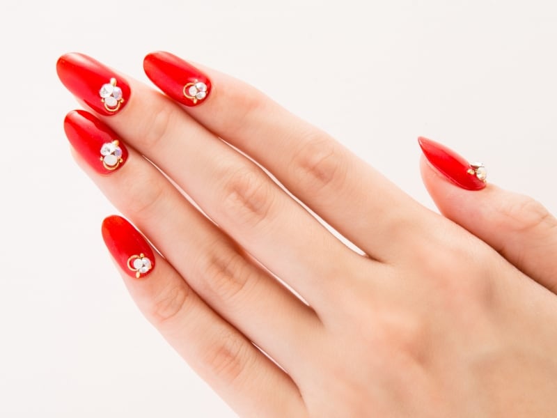 ビジューを指先にまとったようなデザイン