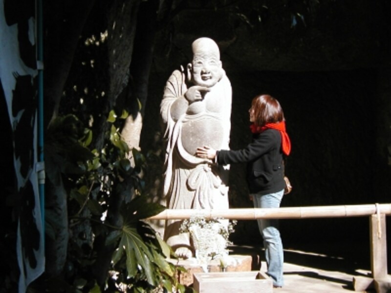 ユーモラスな表情の浄智寺の布袋和尚。お腹をさするとご利益があるとされる