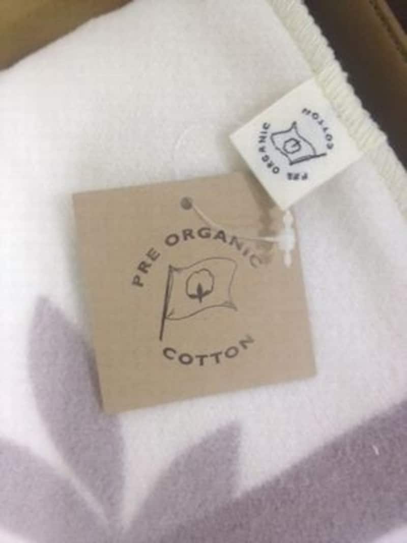 インドコットン農家のオーガニック栽培への移行を支援するために生まれた「プレオーガニックコットンプログラム(POCプログラム)」使用のマークがついています