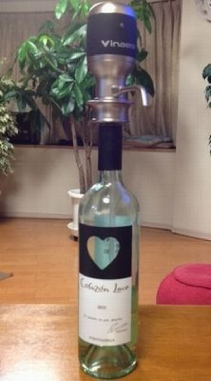 抜栓したワインに差し込み、天面のボタンを押すだけと使い方も簡単