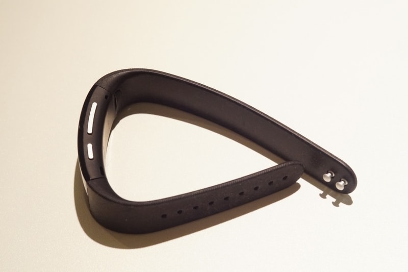 図3本体横には、音量ボタンと画面切り替え用のボタン