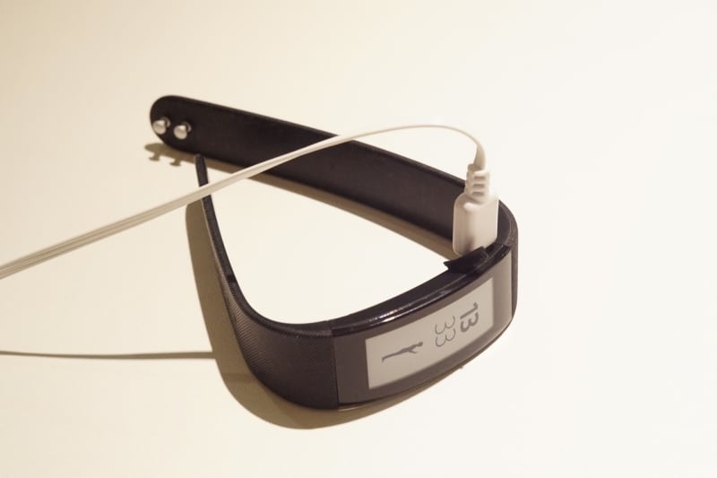 図4microUSB口にて充電をします