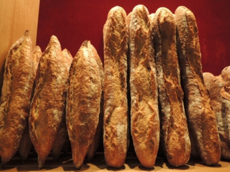 銀座レカン定番の国産小麦のバゲットとフランス産小麦のバゲット