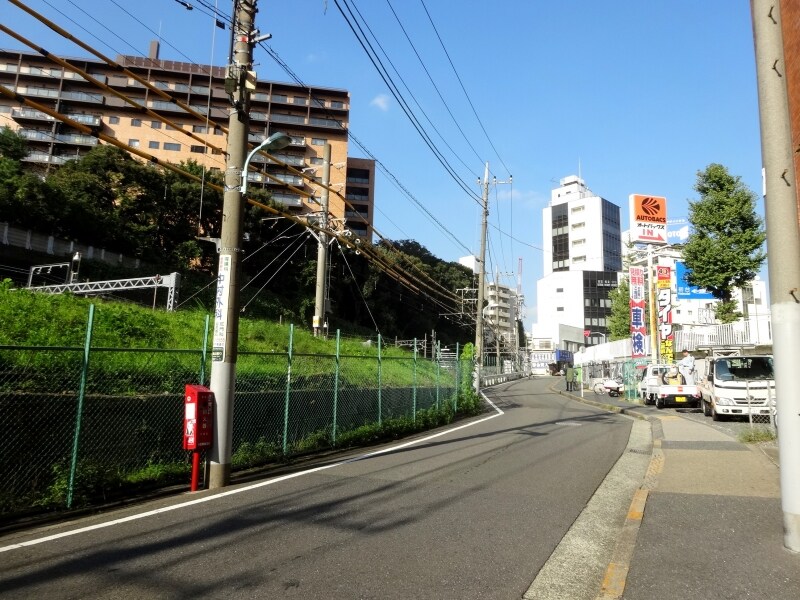 この坂道をあがれば鎗ヶ崎交差点がある