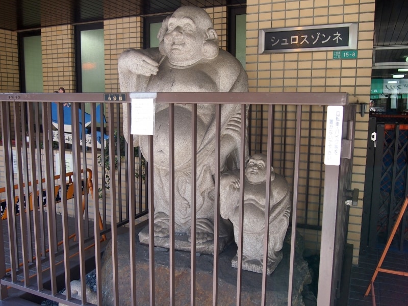 足元にはお賽銭が投げ込まれている