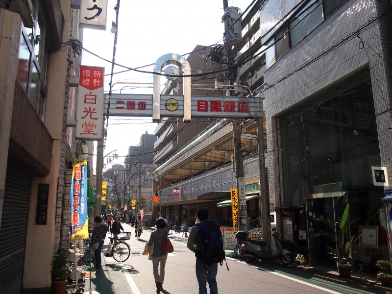 坂がだんだん緩やかになってきた。郵便局などがある。