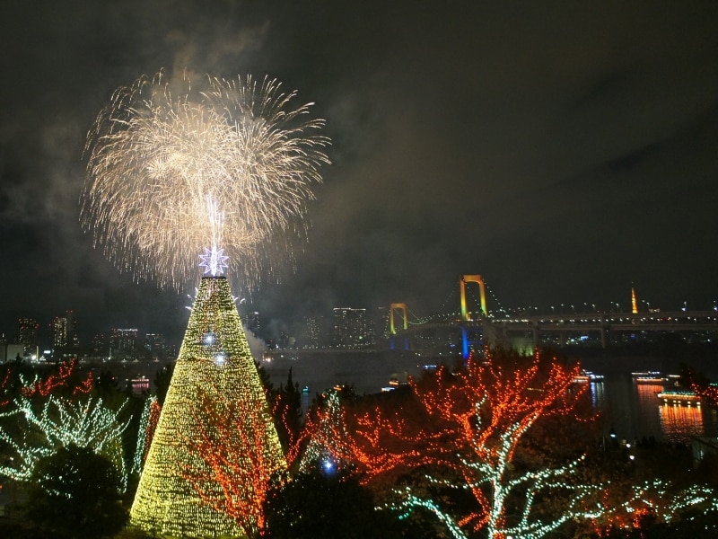 台場メモリアルツリー、お台場夜景、花火の競演