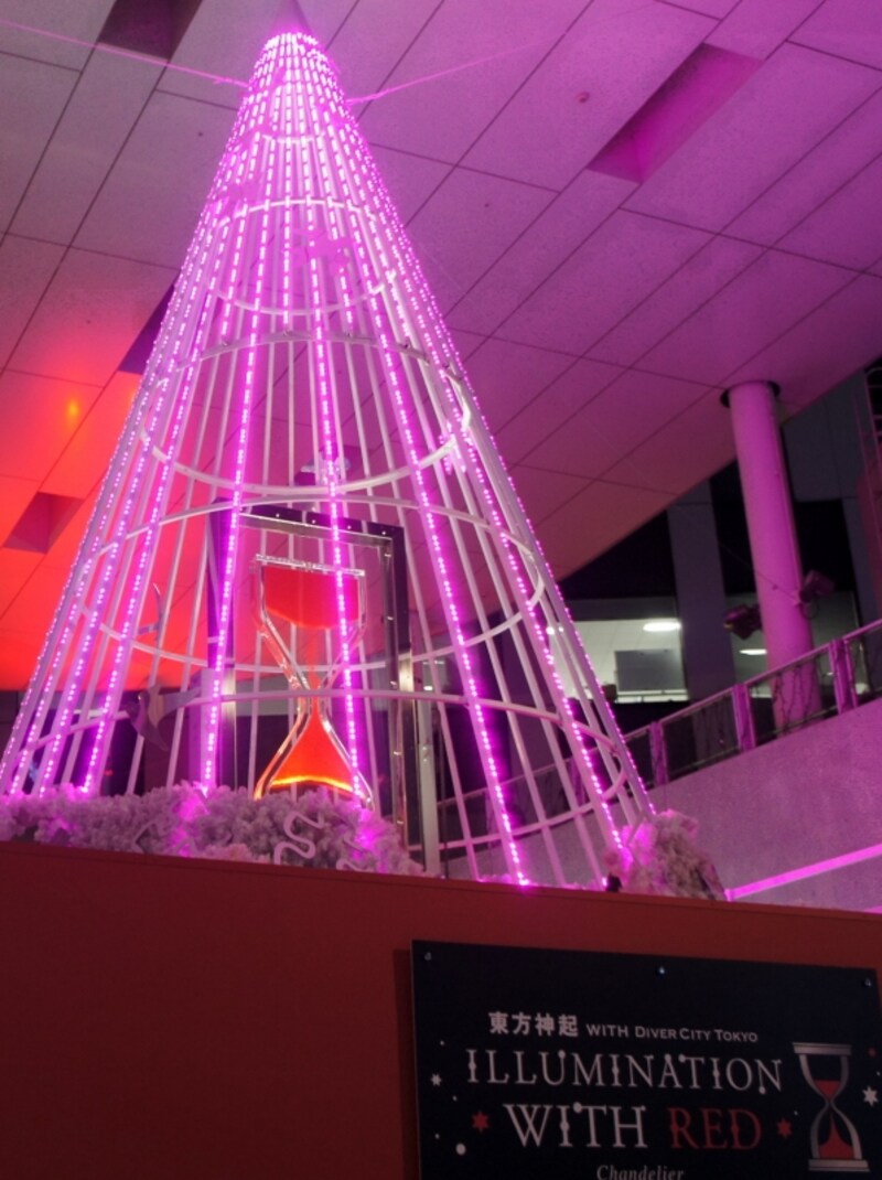 特大砂時計が一体となったクリスマスツリー