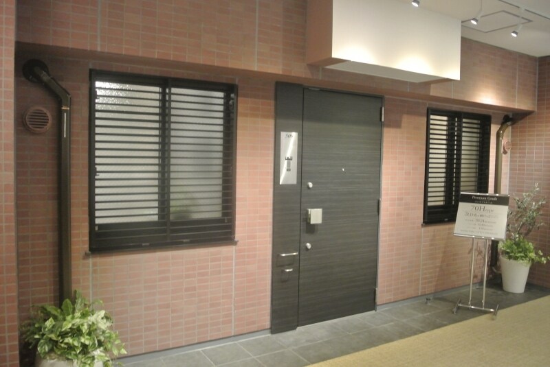 「シティハウス目黒学芸大学」のモデルルームの玄関まわり