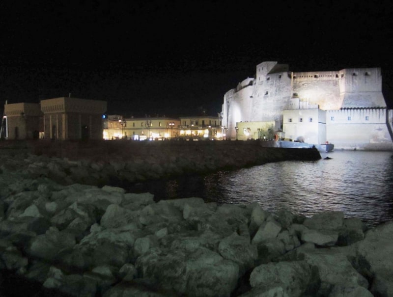 サンタルチアの海に浮く美しき「卵城」/ナポリ [イタリア] All About