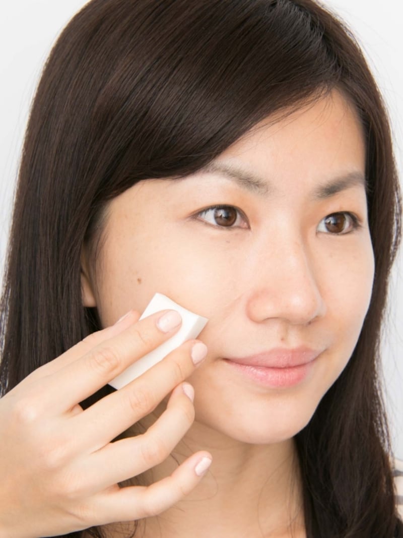 中央から外側に放射状にスポンジを動かす