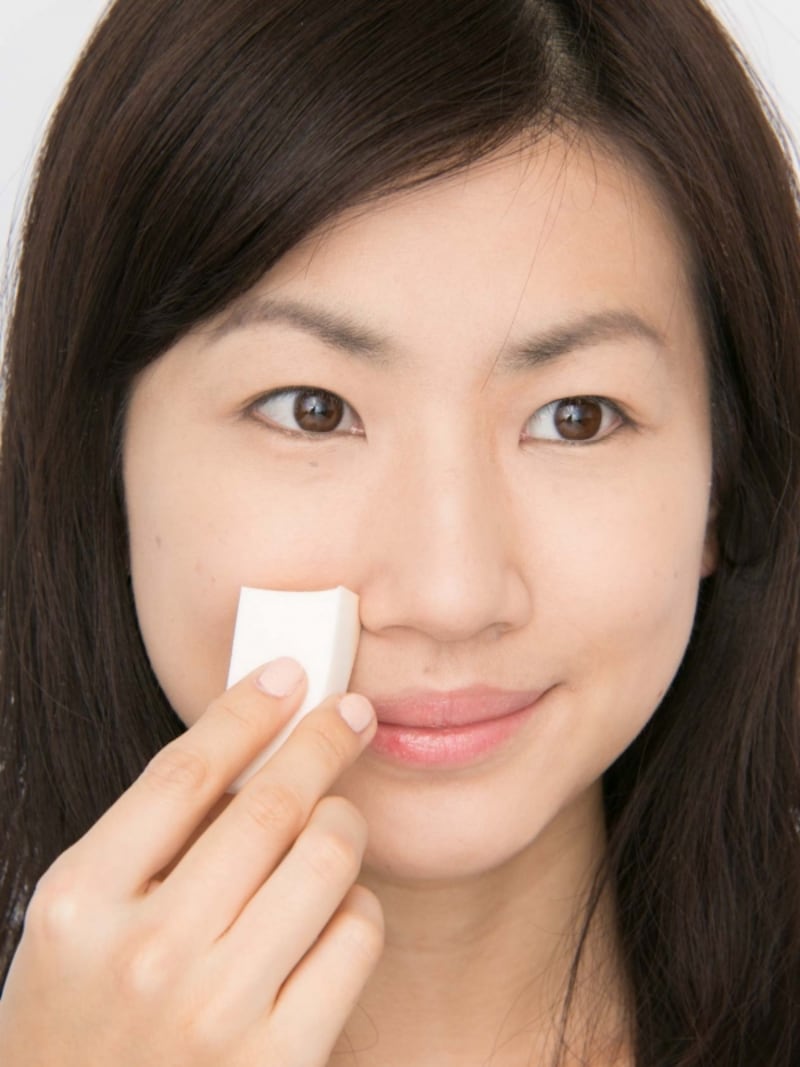 スポンジの角を使って細かい部分もしっかりと