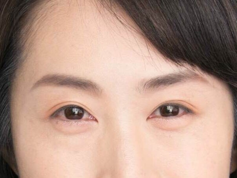 角度をつけすぎず自然に流すように