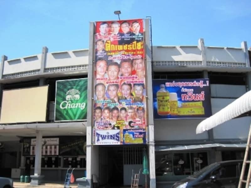 シーロム、スクンビット周辺に泊まっている人にとってアクセスのよい場所にあるルンピニボクシングスタジアム