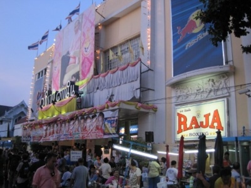 カオサンや王宮寺院などが近くにあるため観光や買い物の帰りに立ち寄れる