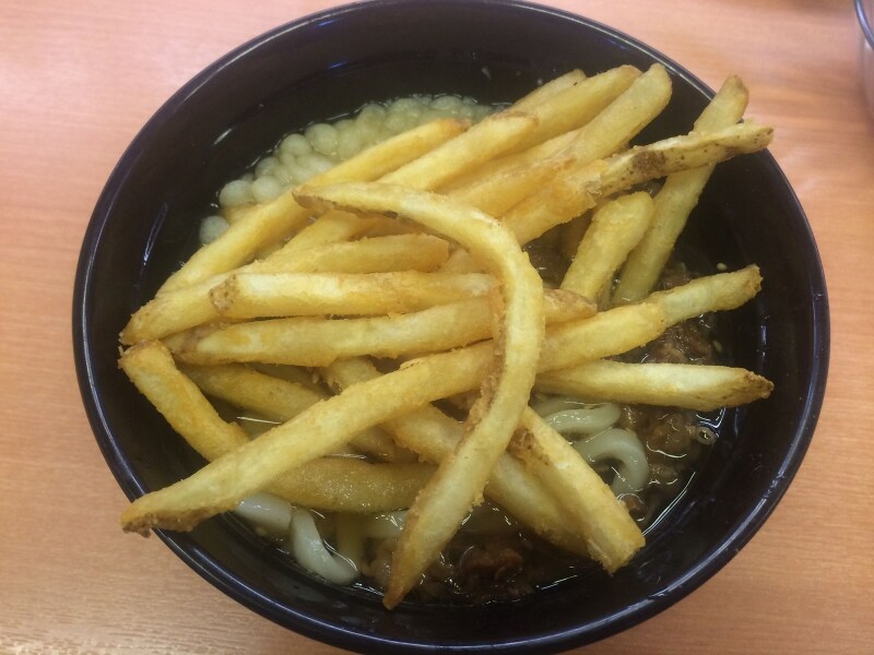 肉うどんの上にポテトをぶっかけてると…