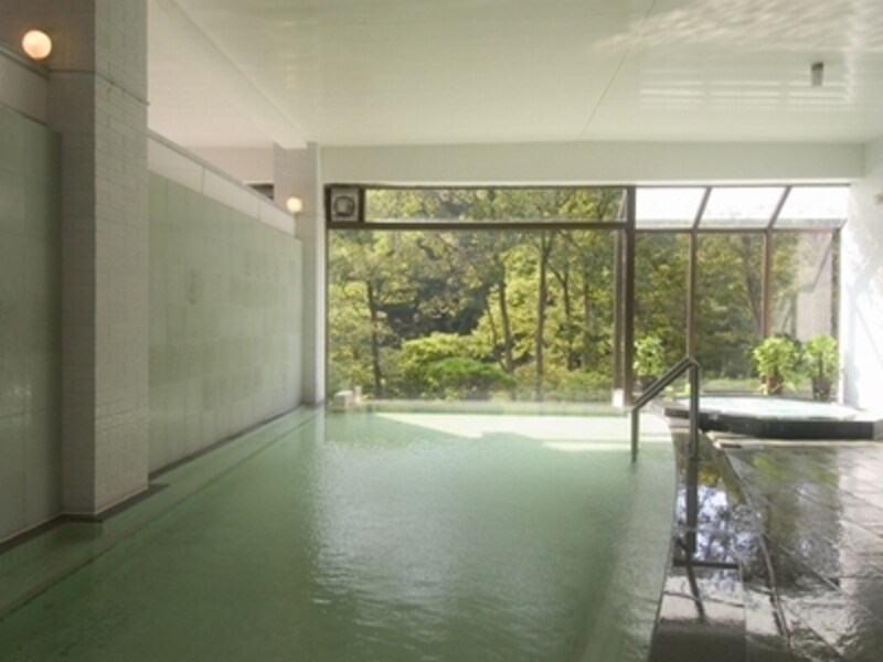 お湯は源泉を使用している、天然温泉です