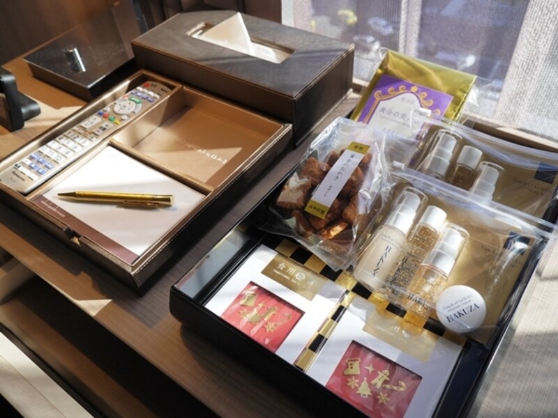 金箔があしらわれたボールペンやおかき