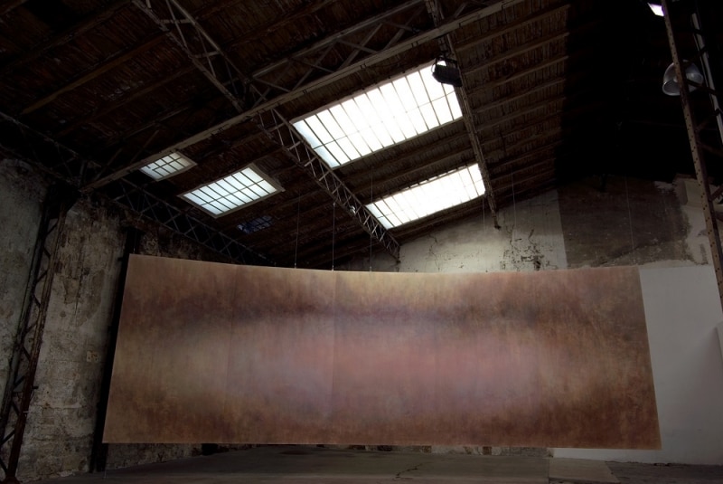 大舩真言《WAVE-infinite-》岩絵具・顔料・麻紙undefined253cm×750cm,  2009（パリの工場跡地での展覧会風景）