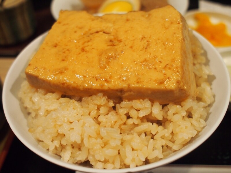 豆腐は味がしみて熱々