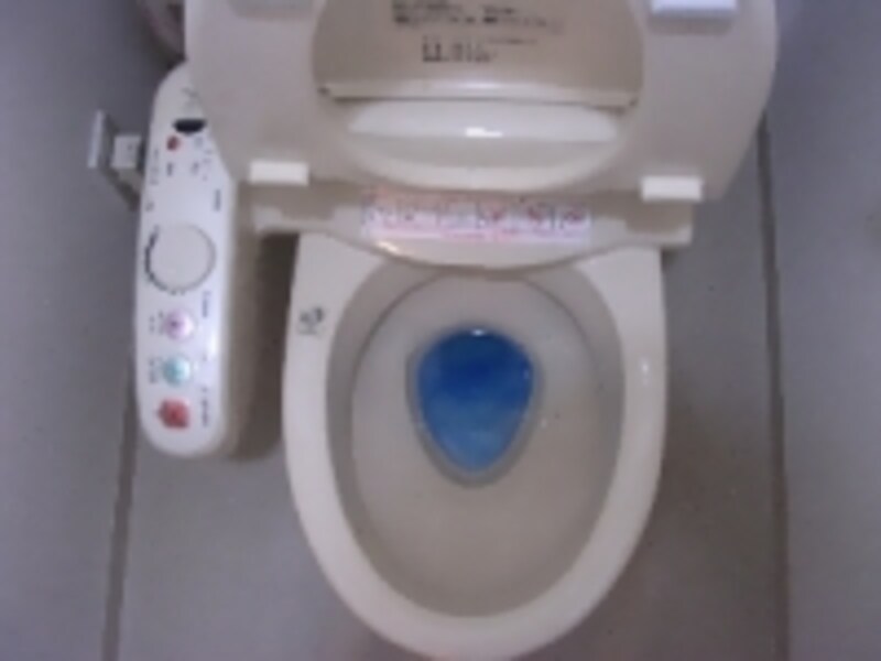 男性が複数使用するトイレはとにかく尿はねが多いもの。便座裏、便器のフチ、便器と床の継ぎ目、そして床と壁への尿飛散は確実と心得ておいてください